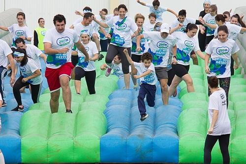 Corredores devem retirar os kits na loja Decathlon Morumbi. Capital paulista recebe a última etapa do evento em 2017 neste sábado (16) e domingo (17), na segunda passagem da caravana que leva diversão em um circuito de 5k com obstáculos gigantes pela cidade / Foto: Divulgação